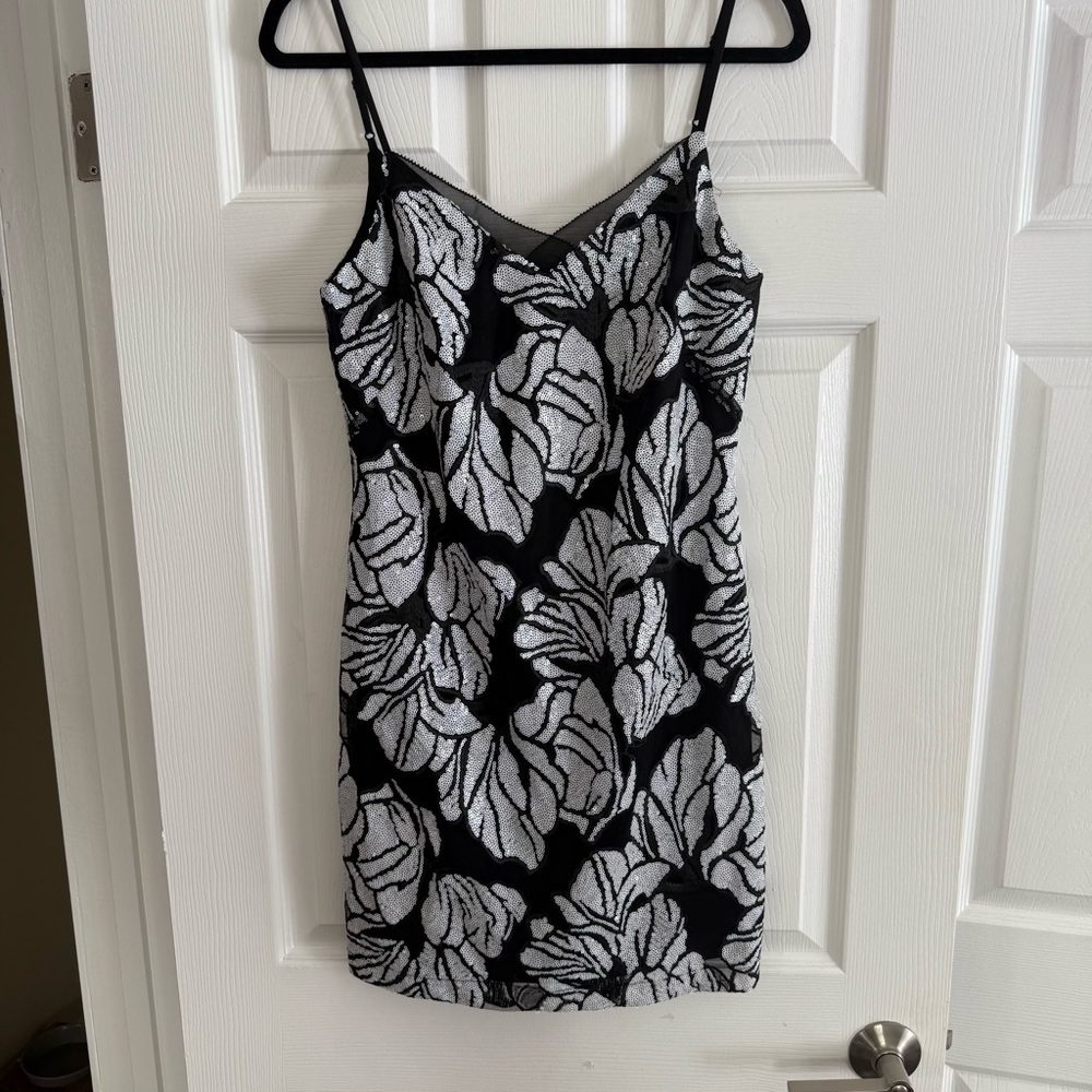 WHBM Sequin Sheath Dress Black White Floral Size 2 NWT – Cocktail Party